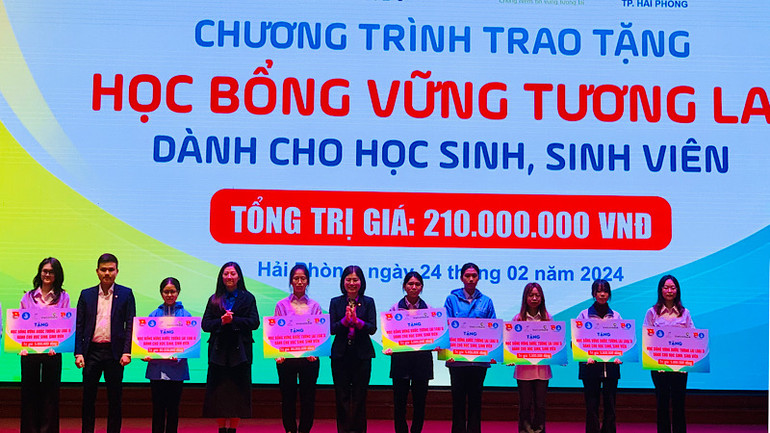 Các nhà tài trợ trao học bổng tặng học sinh, sinh viên có hoàn cảnh khó khăn.
