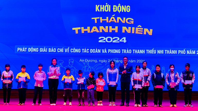Các nhà tài trợ trao quà tặng thanh, thiếu nhi có hoàn cảnh khó khăn.