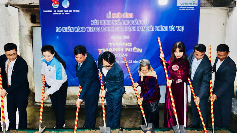 Các đại biểu tham dự khởi công nhà Đại đoàn kết tại thị trấn An Dương.