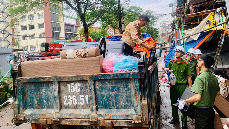 Tài sản của người dân được bố trí di chuyển về nơi tạm cư mới.