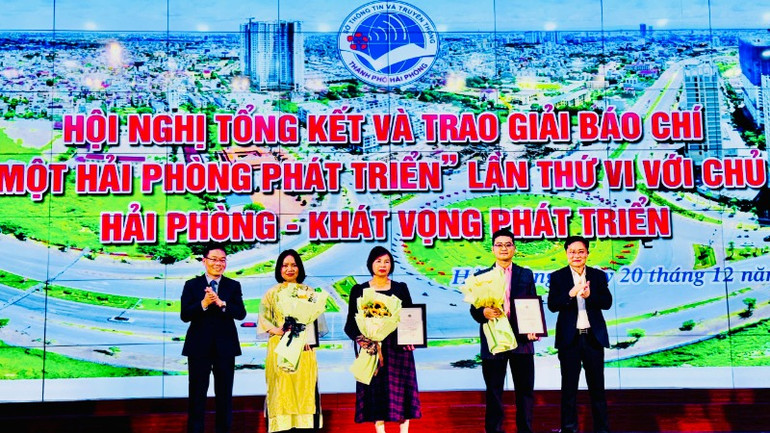 Ban tổ chức trao giải B tặng các tác giả.