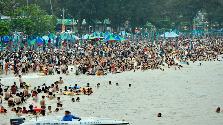 Bãi biển Đồ Sơn đông nghịt du khách trong dịp nghỉ lễ 30/4 và 1/5.