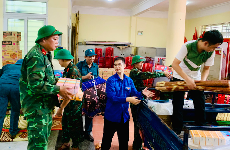 Các địa phương chuẩn bị nhu yếu phẩm nước uống, vật dụng cần thiết giúp người dân tại các địa điểm tránh trú bão.