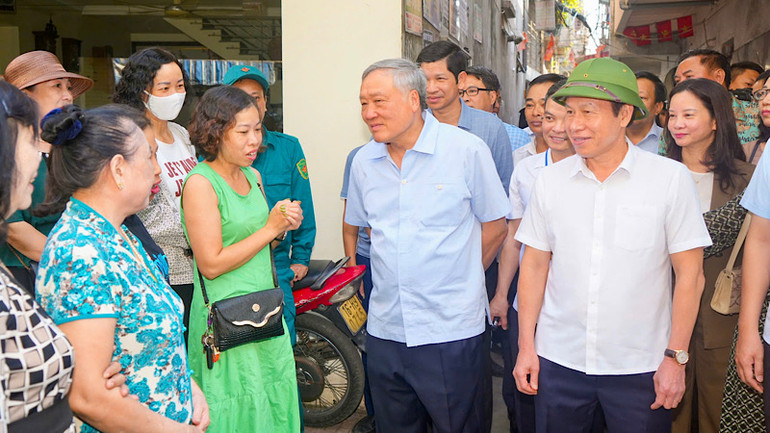 Phó Thủ tướng Thường trực Chính phủ Nguyễn Hòa Bình cùng đoàn công tác của Chính phủ khảo sát và thăm hỏi người dân đang ở tại khu chung cư cũ trên địa bàn quận Lê Chân. Phó Thủ tướng Thường trực Chính phủ Nguyễn Hòa Bình cùng đoàn công tác của Chính phủ khảo sát và thăm hỏi người dân đang ở tại khu chung cư cũ trên địa bàn quận Lê Chân.