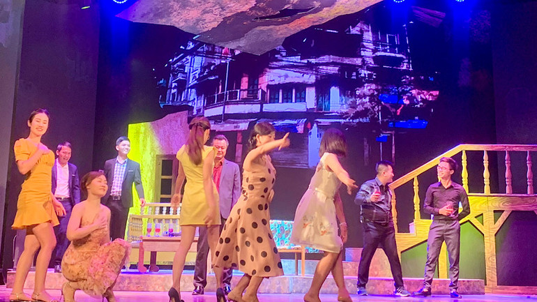 Lối sống buông thả của của một số người sẽ dẫn đến những hậu quả khôn lường cho chính gia đình của họ.