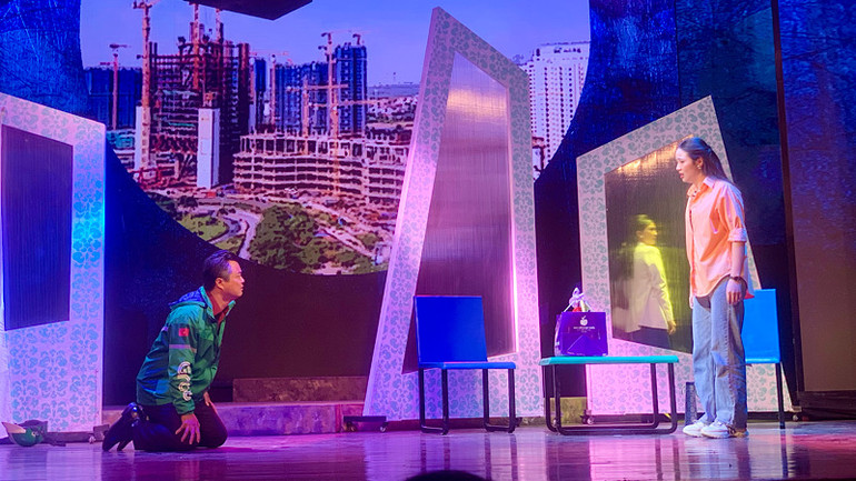 Tình tiết éo le trong cuộc sống được đẩy lên cao trào trong vở diễn.