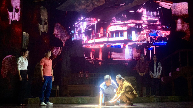 Những tấm "mặt nạ" cần được phơi bày, gột rửa để tạo dựng lên truyền thống gia đình tốt đẹp thực sự.