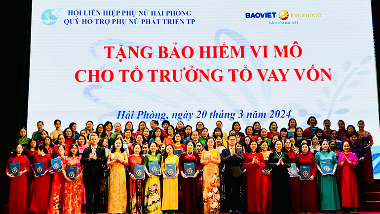 Hội Phụ nữ Hải Phòng và các nhà tài trợ trao bảo hiểm "An sinh hạnh phúc", "An bình yên vui" tặng Tổ trưởng các tổ vay vốn Quỹ Hỗ trợ phụ nữ phát triển.