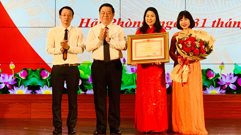 Đồng chí Nguyễn Trọng Nghĩa trao Bằng khen của Thủ tướng Chính phủ tặng Viện Dư luận xã hội (Ban Tuyên giáo Trung ương). Đồng chí Nguyễn Trọng Nghĩa trao Bằng khen của Thủ tướng Chính phủ tặng Viện Dư luận xã hội (Ban Tuyên giáo Trung ương).