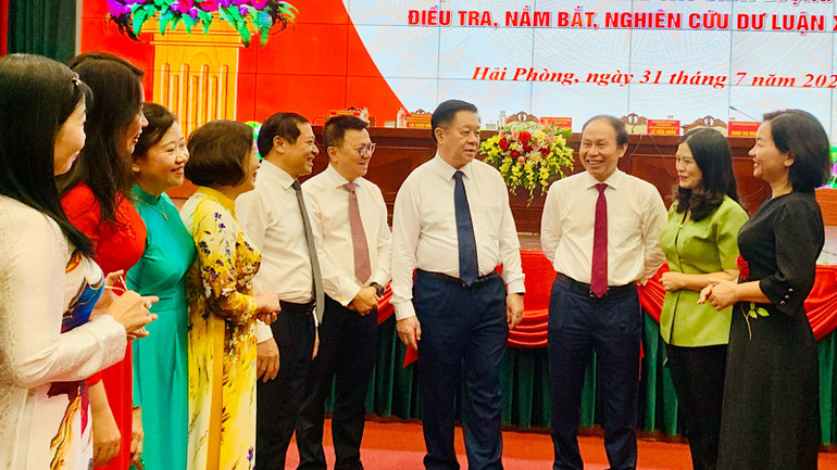 Đồng chí Nguyễn Trọng Nghĩa cùng các đại biểu trao đổi bên lề hội nghị. Đồng chí Nguyễn Trọng Nghĩa cùng các đại biểu trao đổi bên lề hội nghị.