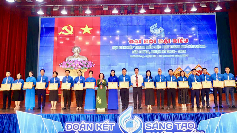 Lãnh đạo thành phố Hải Phòng trao Bằng khen tặng các tập thể và cá nhân tiêu biểu.