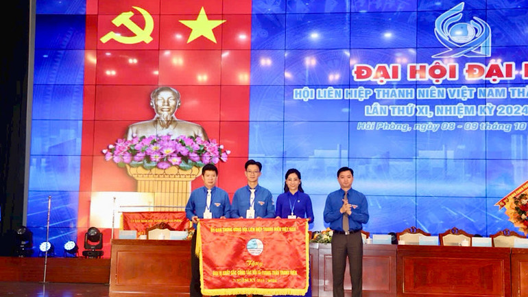 Ủy ban Trung ương Hội Liên hiệp Thanh niên Việt Nam trao Cờ thi đua tặng Hội Liên hiệp Thanh niên Việt Nam thành phố Hải Phòng.