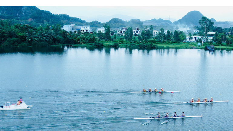 Các đội khởi tranh giải đấu trên đường đua xanh.