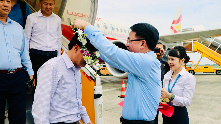 Lãnh đạo thành phố Hải Phòng trao hoa tặng các hành khách trên chuyến bay đầu tiên.