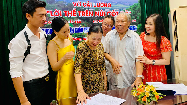 Bà Trần Thị Kim Trang (người áo hoa đứng giữa) - con gái Anh hùng, Liệt sĩ Trần Thành Ngọ xúc động khi trao đổi với ekip sáng tạo về nội dung vở diễn. Bà Trần Thị Kim Trang (người áo hoa đứng giữa) - con gái Anh hùng, Liệt sĩ Trần Thành Ngọ xúc động khi trao đổi với ekip sáng tạo về nội dung vở diễn.