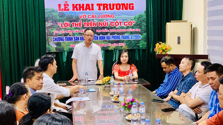 Trưởng đoàn Cải lương Hải Phòng Vũ Gia Thùy chia sẻ về vở diễn. Trưởng đoàn Cải lương Hải Phòng Vũ Gia Thùy chia sẻ về vở diễn.