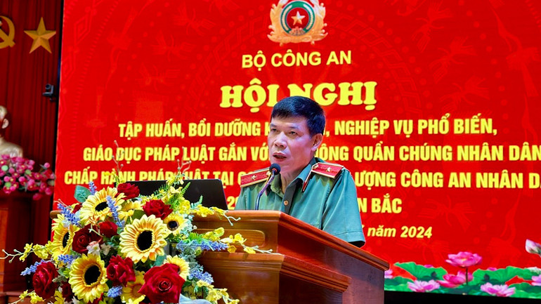 Thiếu tướng Trần Nguyên Quân, Phó Cục trưởng Cục Pháp chế và cải cách hành chính, tư pháp (Bộ Công an) chia sẻ tại tập huấn.