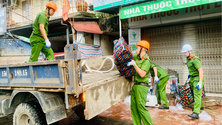 Lực lượng công an hỗ trợ người dân di chuyển tài sản.