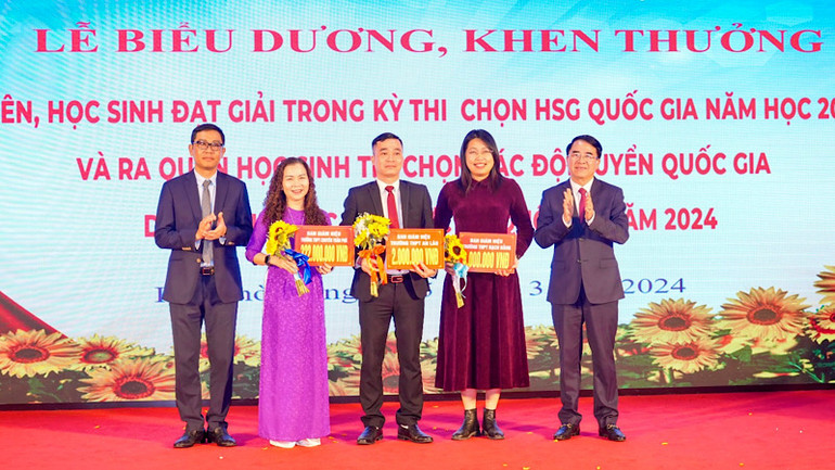 Lãnh đạo thành phố Hải Phòng trao thưởng Ban giám hiệu các trường có học sinh đoạt giải cao trong các kỳ thi học sinh giỏi.
