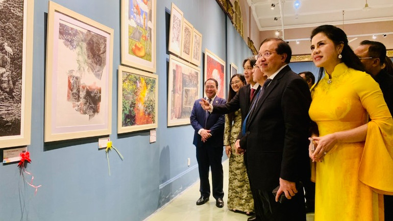 Các đại biểu tham quan triển lãm.