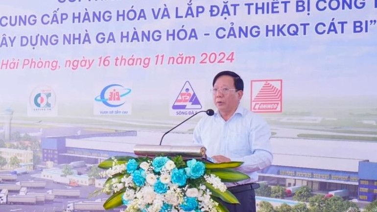 Phó Chủ tịch Ủy ban nhân dân thành phố Hải Phòng phát biểu tại lễ khởi công.