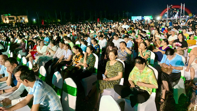 Đông đảo nhân dân và công nhân tham dự chương trình nghệ thuật. Đông đảo nhân dân và công nhân tham dự chương trình nghệ thuật.