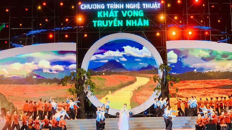 Tiết mục ca ngợi quê hương đất nước. Tiết mục ca ngợi quê hương đất nước.