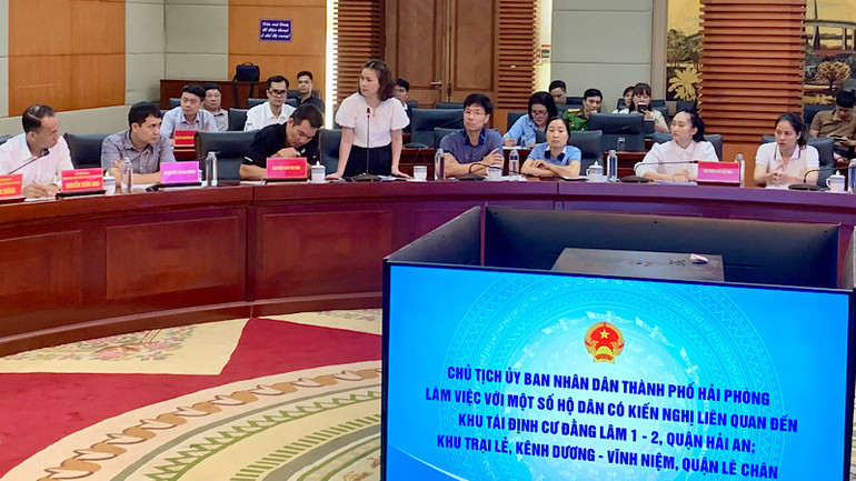 Đại diện các hộ dân phát biểu ý kiến tại buổi đối thoại.