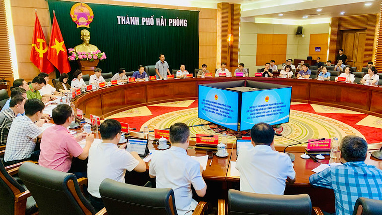 Quang cảnh đối thoại giải quyết kiến nghị của người dân về đất đai tại các khu tái định cư.