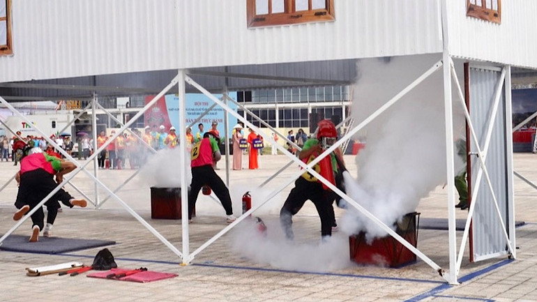 Các vận động viên tham gia phần thi chữa cháy.
