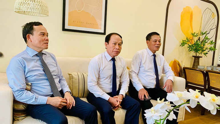 Đồng chí Trần Lưu Quang cùng lãnh đạo thành phố Hải Phòng tham quan căn hộ mẫu tại Khu nhà ở xã hội Tổng kho 3 Lạch Viên.