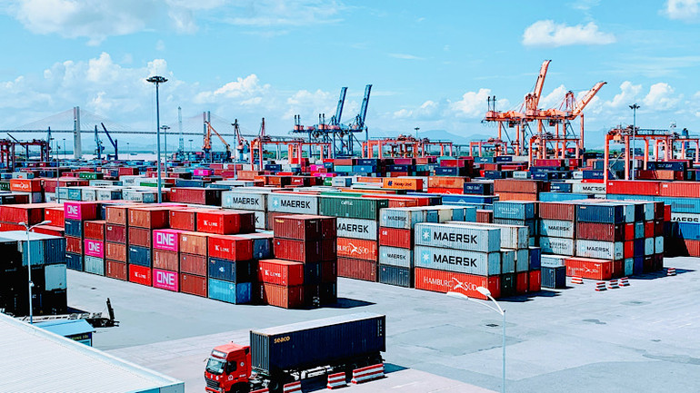 Hoạt động logistics tại khu vực cảng biển Hải Phòng phát triển mạnh mẽ.