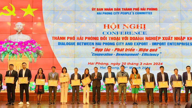 Chủ tịch Ủy ban nhân dân thành phố Hải Phòng trao Bằng khen tặng các doanh nghiệp xuất nhập khẩu tiêu biểu.