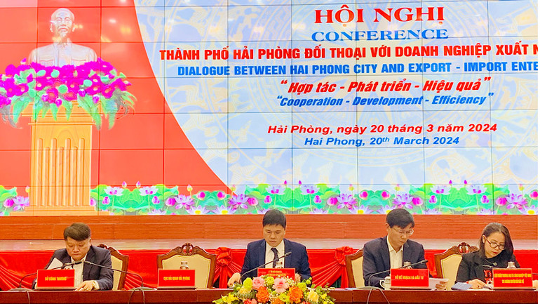 Lãnh đạo thành phố Hải Phòng và các ngành chức năng chủ trì đối thoại với doanh nghiệp xuất nhập khẩu.