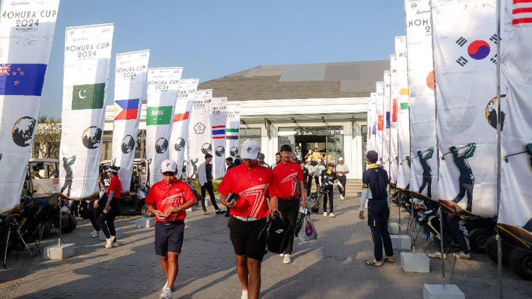 Các golfer chuẩn bị bước vào giải đấu.