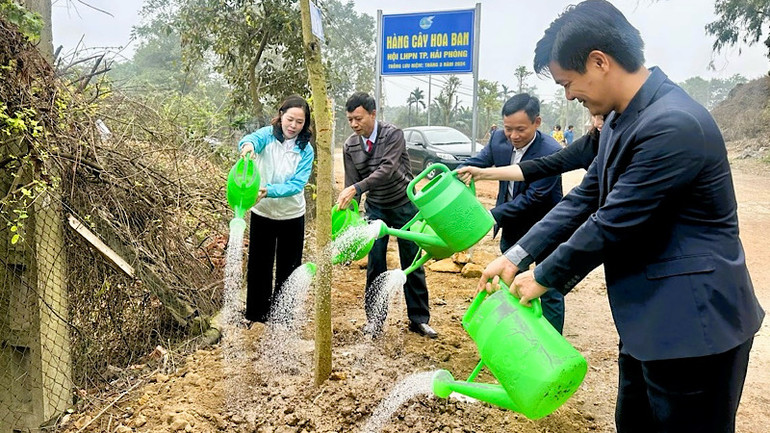 Các đại biểu trồng cây hoa ban tại khu vực đền thờ Nữ tướng Lê Chân tại xã An Tiến (huyện An Lão).