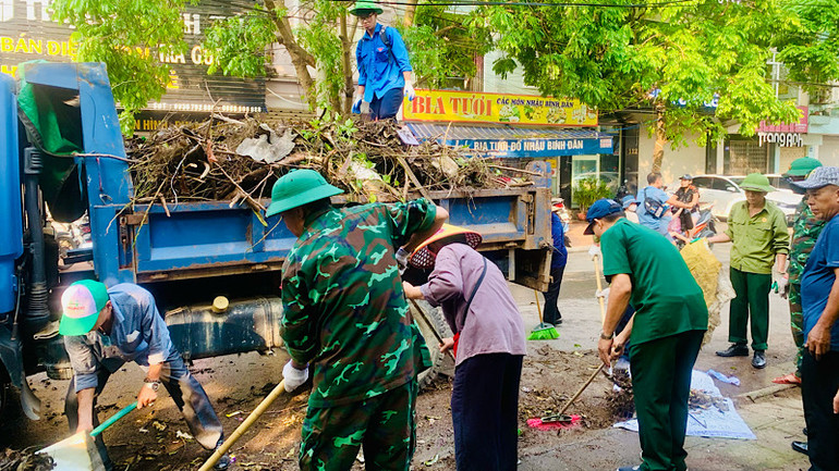 Lực lượng ở các địa bàn cơ sở đều tích cực tham gia thu dọn vệ sinh.