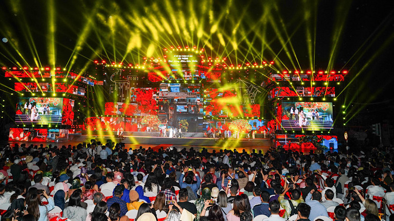 Chương trình nghệ thuật của Lễ hội Hoa phượng đỏ được tổ chức tại khu vực quảng trường Nhà hát thành phố thường bị hạn chế không gian, ảnh hưởng đến quy mô lễ hội.