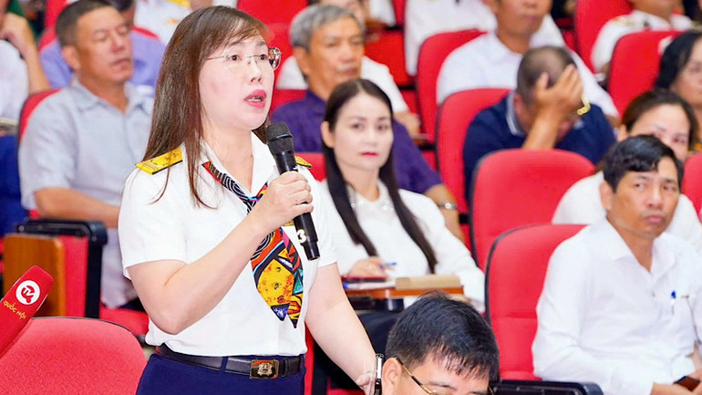 Đại biểu cử tri phát biểu ý kiến. Đại biểu cử tri phát biểu ý kiến.