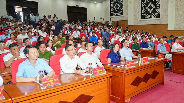 Các đại biểu tham dự cuộc tiếp xúc cử tri. Các đại biểu tham dự cuộc tiếp xúc cử tri.