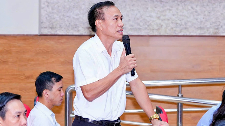 Đại biểu cử tri phát biểu ý kiến. Đại biểu cử tri phát biểu ý kiến.