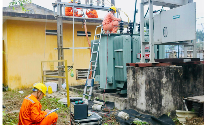 Các trạm biến áp mới được khẩn trương hoàn thành nhằm bảo đảm nguồn cấp điện gia tăng trong dịp Tết.
