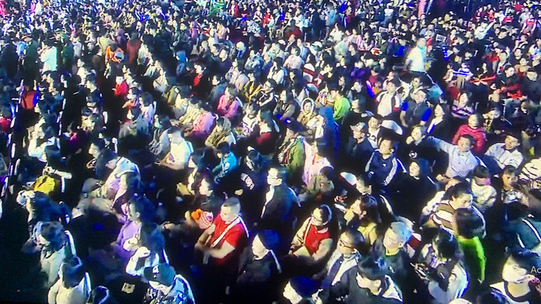 Quảng trường Nhà hát thành phố Hải Phòng chật kín người xem. Quảng trường Nhà hát thành phố Hải Phòng chật kín người xem.