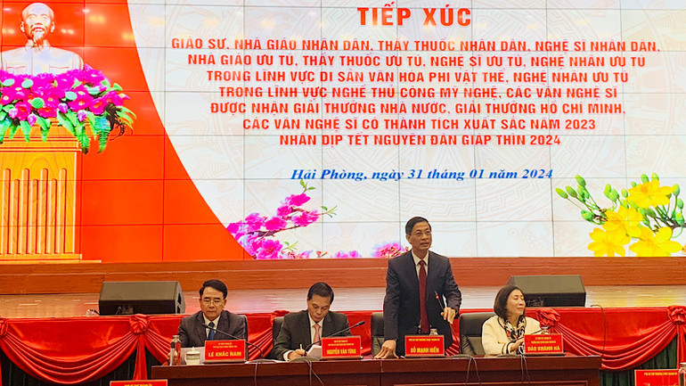 Lãnh đạo thành phố trao đổi tại cuộc gặp mặt. Lãnh đạo thành phố trao đổi tại cuộc gặp mặt.