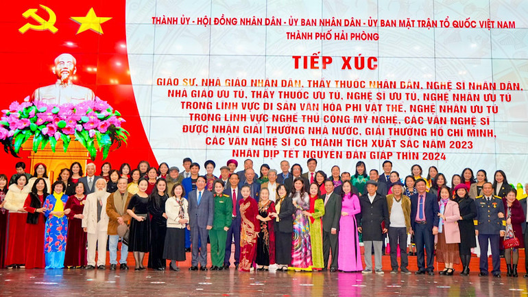 Các trí thức, văn nghệ sĩ tiêu biểu chụp ảnh lưu niệm cùng lãnh đạo thành phố Hải Phòng. Các trí thức, văn nghệ sĩ tiêu biểu chụp ảnh lưu niệm cùng lãnh đạo thành phố Hải Phòng.