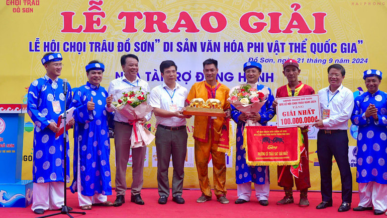 Ban Tổ chức trao giải nhất cùng phần thưởng 100 triệu đồng tặng chủ trâu số 4. Ban Tổ chức trao giải nhất cùng phần thưởng 100 triệu đồng tặng chủ trâu số 4.