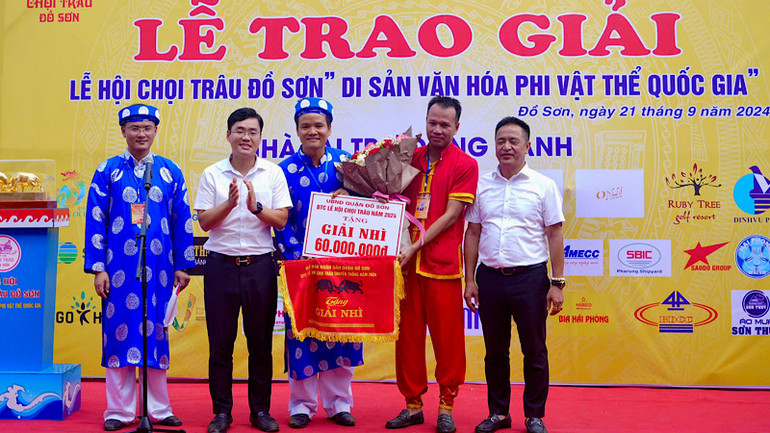 Ban tổ chức trao giải nhì tặng chủ trâu số 7. Ban tổ chức trao giải nhì tặng chủ trâu số 7.