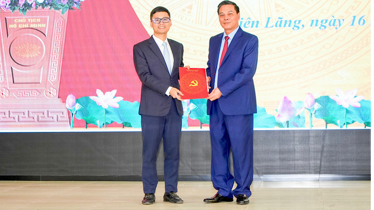 Phó Bí thư Thành ủy, Chủ tịch Ủy ban nhân dân thành phố Hải Phòng trao Quyết định của Ban Thường vụ Thành ủy, luân chuyển đồng chí Phạm Minh Đức về công tác tại Huyện ủy Tiên Lãng.