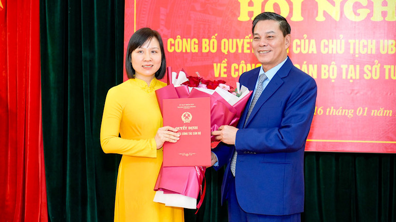 Chủ tịch Ủy ban nhân dân thành phố Hải Phòng trao Quyết định bổ nhiệm Giám đốc Sở Tư pháp Hải Phòng.