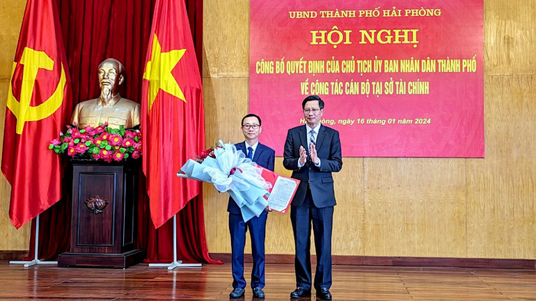 Phó Chủ tịch Thường trực thành phố Hải Phòng trao Quyết định bổ nhiệm Phó Giám đốc Sở Tài chính Hải Phòng.